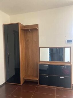 Šatník s botníkom do chodby