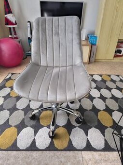 Stolička značky Mark Adler.