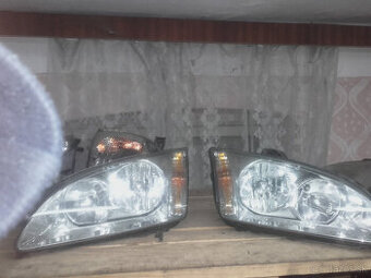 PREDNE SVETLA FORD FOCUS 2