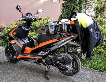 Predám zanovný skúter Adamoto 125 I (r.kúpy 4/2025) + výbava