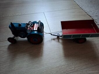 Stará nemecká hračka - traktor s vlečkou