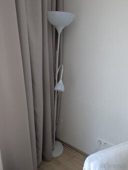 Stojacia lampa na čítanie