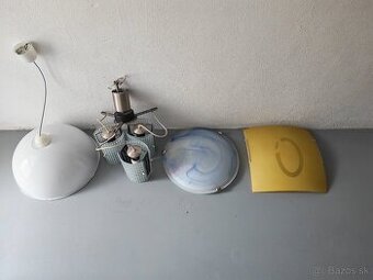 Lustre a stropné svietidlá.