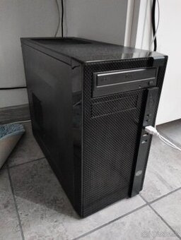 Cooler Master N200 s komponentami