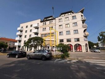 Na predaj – obchodné priestory v centre Komárna, 233 m², Pet