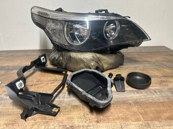 Pravý predný svetlomet pre BMW 5 E60/E61 (2001–2010).