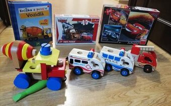 Drevené autá a puzzle