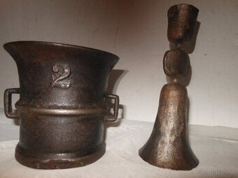 Starodávny masívny liatinový mažiar č.2 a zvonec dvojstran