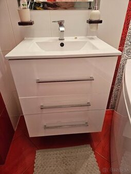 Kúpeľňová skrinka s umývadlom a batériou.