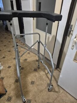 Chodítko pre seniorov s podpažou