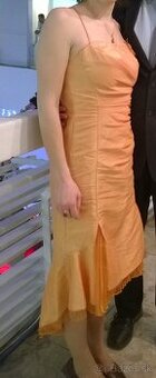Oranžové spoločenské šaty