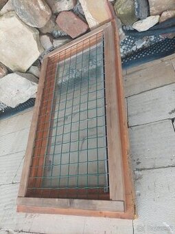 Predám drevené okno s mrežou