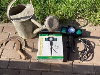 Záhradný stlpik,konva na polievanie,kosaky