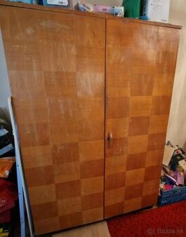 Starožitná skriňa