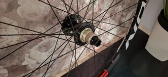 Nové enduro koleso 27", 12x148mm boost tubeless