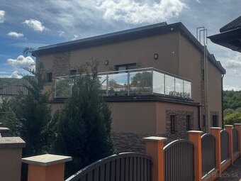 Nerezové zábradlie so sklom