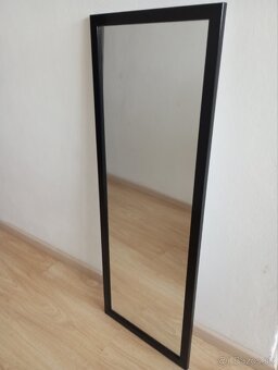 Zrkadlo s ciernym ramom