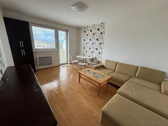 Na prenájom veľký 2,5 izbový byt