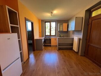 Na prenájom výhodne 1 izbový veľký 40m2 byt v Brezne