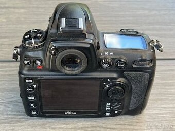 Nikon D700 + battery pack Nikon MB D10