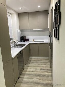 Kuchynské dvierka Svet dvierok capucino lesklé