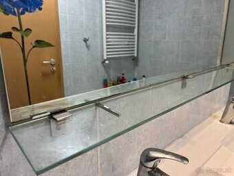 Zrkadlo s polickou a svietidlom