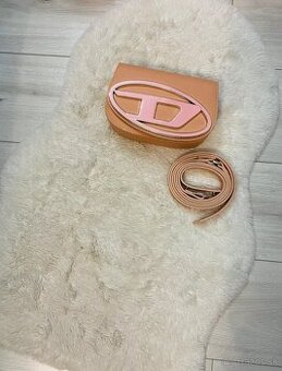 Ruzova kabelka diesel