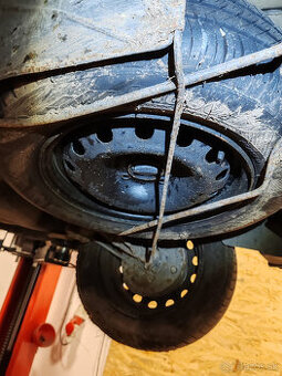 predam drziak s rezervov na peugeot 206