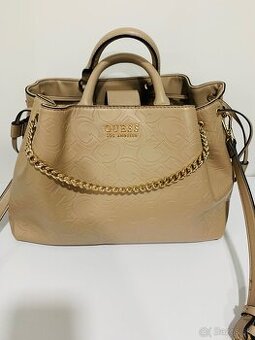 Krasna kabelka Guess