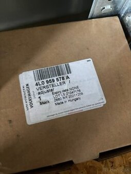 Motor na nastavenie pravého predného zrkadla 4L0959578A