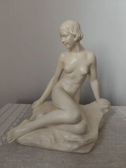 Veľká keramická socha akt žena na skale 32 cm