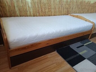 Drevená posteľ s matracom
