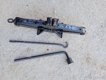 Zdvyhák Nissan almera tino