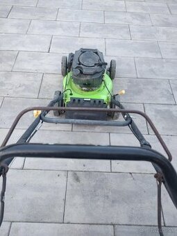 Benzínová kosačka s pojazdom