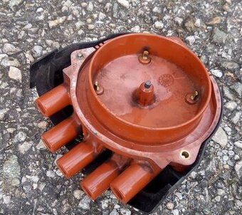 Kryt hlavy rozdeľovača BMW 318i E30 .