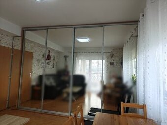 Veľká vstavaná skriňa