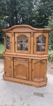 Rustikálna masivná dubová komoda s vitrinou