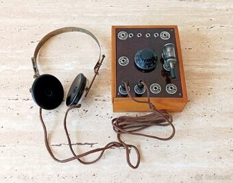 Starožitná krystalka - rádio v dřevěné skříňce, cca 1925