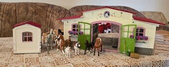 Schleich 42344 Stajňa s koňmi a príslušenstvom