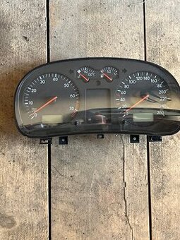 Predám budiky golf 4