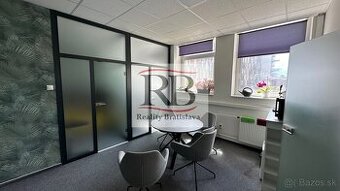 Svetlý celok kancelárií neďaleko Klientskeho centra na Trnav