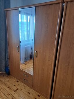 Šatníková skriňa so zásuvkami , zrkadlom