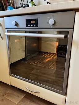 Vstavaná multifunkčná rúra Hotpoint Ariston