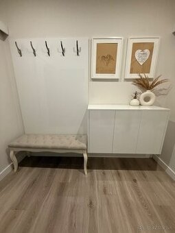 Botník a závesná stena biely lesk vyrábaný na mieru