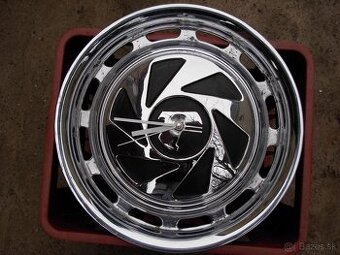 Hodiny vyrobené z puklice Tatra 613 chromka