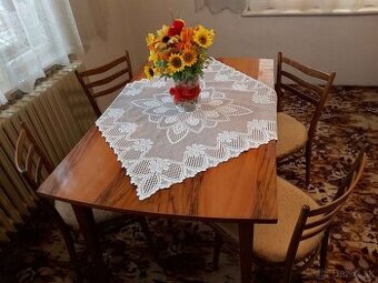 Rokladací stôl + 4 stoličky