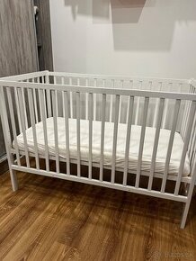 Dětská postýlka s matrací a prostěradly