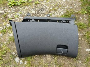 Hyundai i30 07-12 vyduch, kastlik, skrinka pred spolujazdcom