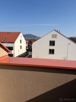 Byt s veľkou strešnou terasou a výhľadom na Zobor