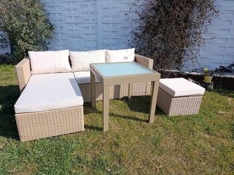 Rohová záhradná sedačka – ideálna na balkón aj menšiu terasu